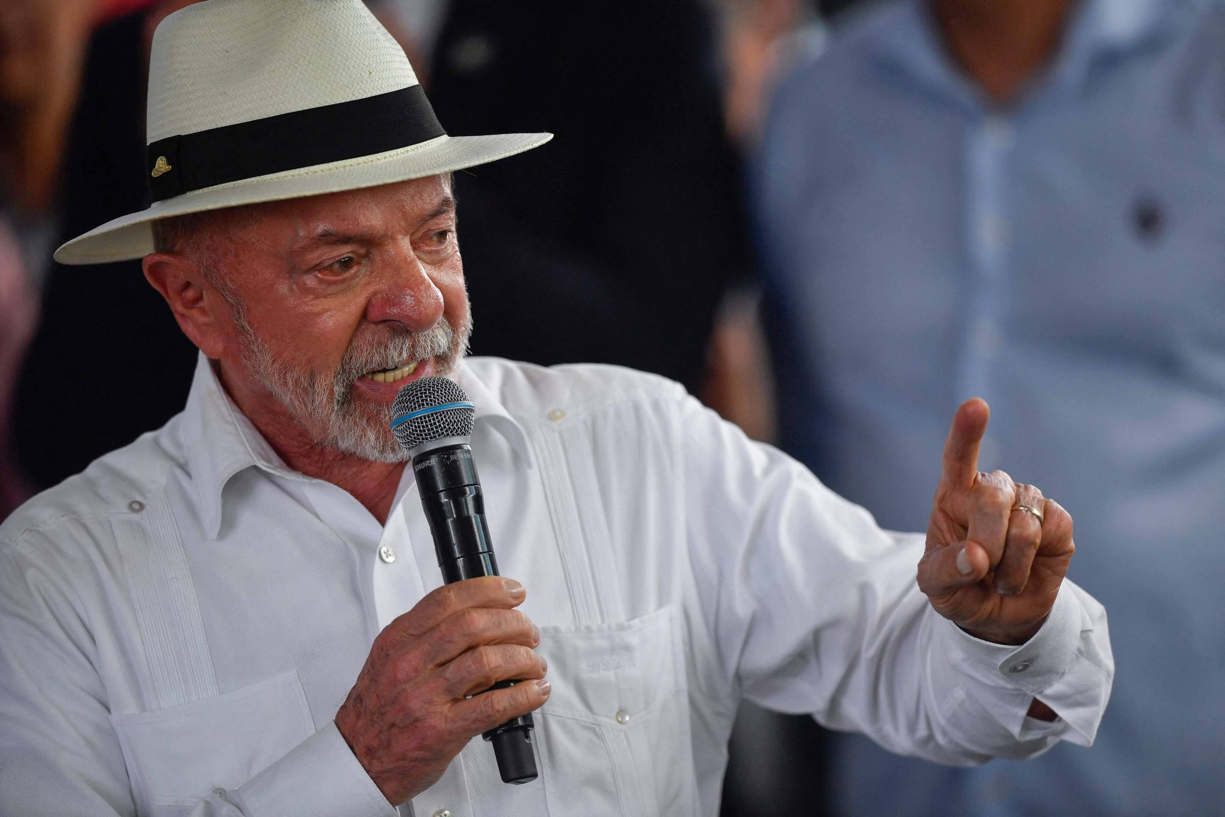 Governo Lula tem avaliação positiva de 32%, e 38% avaliam negativamente